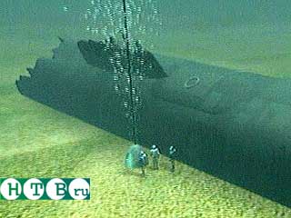 Водолазы продолжают работы на корпусе подлодки "Курск". Они устанавливают необходимое оборудование, для того, чтобы отрезать первый отсек подводной лодки