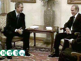 Владимир Путин и Джордж Буш продолжают беседу "с глазу на глаз"