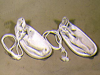 В Китае создана самая миниатюрная в мире пара обуви