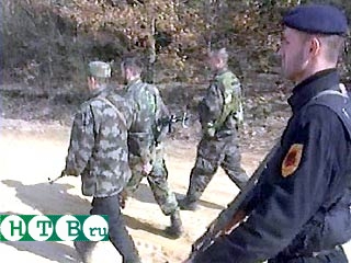 Албанские повстанцы в Македонии в среду согласились возобновить режим прекращения огня