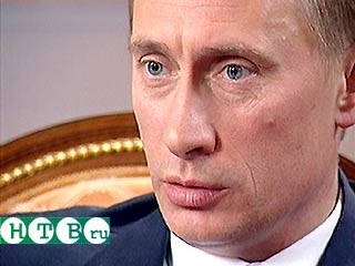 По мнению журналиста, "режим Владимира Путина уже ужесточил свой контроль над СМИ, пытаясь заткнуть рот оппонентам и вернуться в те времена, когда новости походили на нудные трактаты о тракторах и молочных фабриках"