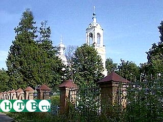 В Ярославской области разгорается крупный скандал вокруг небольшой церкви в селении Ведения