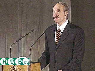 Президент Белоруссии Александр Лукашенко заявил сегодня на совещании с представителями исполнительных органов власти, что в республике началась острейшая политическая борьба перед президентскими выборами