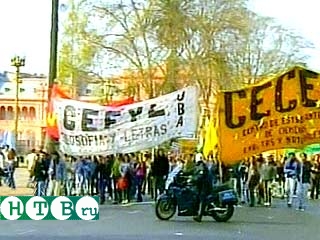 В Аргентине по всей стране проходят многотысячные демонстрации протеста