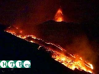 Извержение вулкана Этна на Сицилии в последние часы стало приобретать все более угрожающие размеры, сообщает НТВ