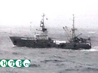 Морские пограничники препроводили браконьерское судно "Иркутск" в сахалинский порт Корсаков для разбирательства.