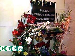 Утром в среду москвичи принесли живые цветы к месту взрыва на Пушкинской площади