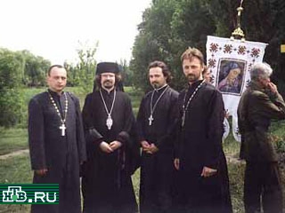 Архиепископ Игорь (второй слева) и священники Украинской Автокефальной Православной Церкви