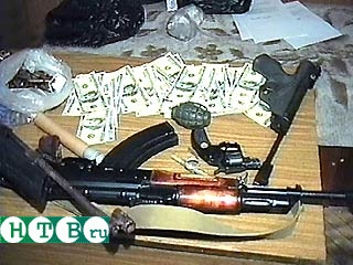 При обыске у жителя Дагестана нашли 8 гранатометов, 9 гранат, автомат Калашникова и 1950 патронов.
