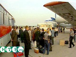 Родственники и близкие погибшего экипажа АПЛ "Курск" прибывают в Ведяево