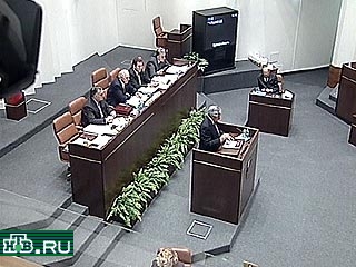 Сегодня в верхней палате российского парламента рассматривалась скандальная ситуация со снятием кандидатуры Александра Руцкого всего за 12 часов до начала выборов