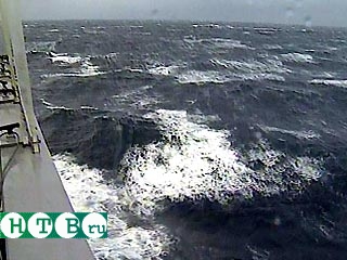 В Баренцевом море в районе проведения работ по подъему атомной подлодки "Курск" в понедельник начала ухудшаться погода