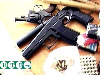 В ходе обыска в доме мошенников, похитивших крупную партию обуви, ростовские милиционеры нашли целый арсенал оружия и боеприпасов