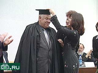 Виктору Казанцеву были вручены почетная академическая мантия, диплом о научном звании и удостоверение академика