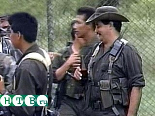 Колумбийские силы безопасности арестовали трех ирландцев, предположительно, членов Ирландской республиканской армии, которые укрывались в одном из пристанищ боевиков из ФАРК на юге страны