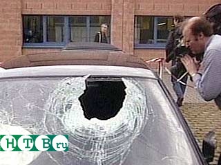 Автомобиль "Пежо" с двумя коммерсантами был расстрелян из автомата Калашникова на Матвеевской улице столицы.