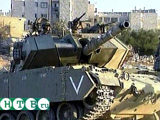 Израильские войска при поддержке танков этой ночью блокировали ряд палестинских населенных пунктов вокруг города Вифлеем на Западном берегу реки Иордан