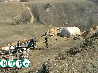 Сотрудники правоохранительных органов обнаружили и уничтожили 54 мини-завода и 20 нефтехранилищ.