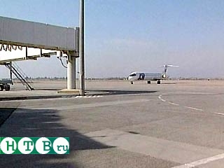 Из-за выхода из строя устройства фиксации шасси переднего колеса в Хабаровском аэропорту отменен вылет авиалайнера Боинг-737