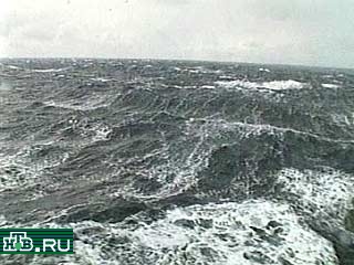 Из-за шторма в Баренцевом море дальнейший поиск тел погибших моряков атомохода Курск приостановлен