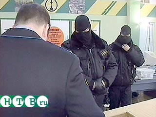 По предварительным данным, чиновники требовали от предпринимателя 6 тыс. рублей за предоставление так называемой "крыши".