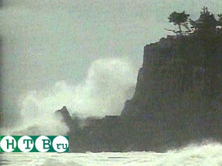 Мощный тайфун "Пабук", что в переводе означает "Большая речная рыба", надвигается на страну восходящего солнца.