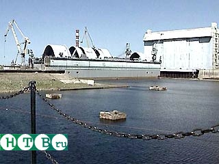 Первый понтон для транспортирвки подлодки "Курск" спущен на воду
