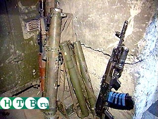Сотрудники милиции обнаружили склад оружия в подвале частного дома