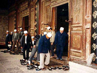 Китайские мусульмане возле мечети