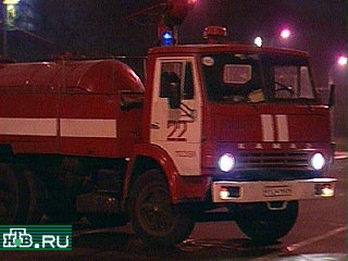 Телекомпания НТВ приводит предварительную версию причины сильного пожара, случившегося в ночь на четверг на Тушинском аэродроме в Москве.