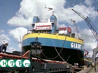 Гигантская баржа с подъемным устройством для "Курска" выйдет в море днем во вторник