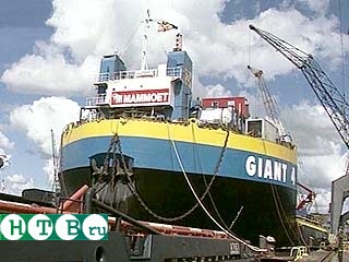 Баржа Giant-4 отправляется из Амстердама в Баренцево море для подъема "Курска"