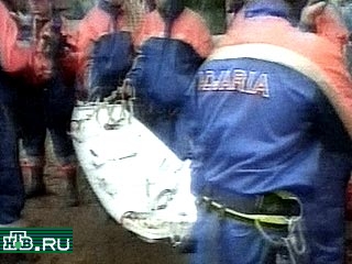 Грузинские и российские спасатели сегодня начали эвакуацию тел погибших с места катастрофы российского военного самолета на горе Мтирала