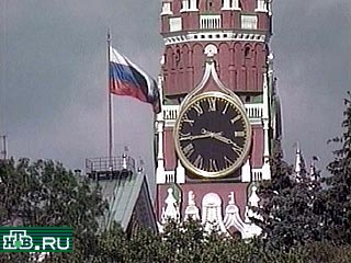 Стрелки Кремлевских курантов на Спасской башне, как и стрелки часов по всей России и Европы, будут переведены на один час назад в три часа ночи 29 октября