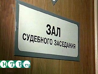 В Новосибирском областном суде с сорокаминутным опозданием начались слушания по уголовному делу Виктора Тихонова