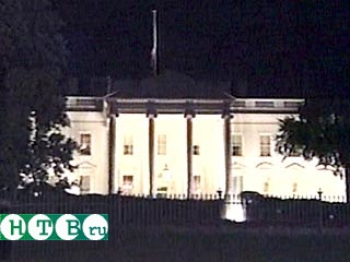 Над Белым домом и другими федеральными зданиями в Вашингтоне приспущены флаги