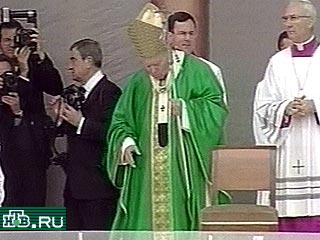 Иоанн Павел II во время совершения литургии перед футбольным матчем