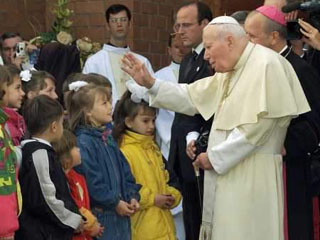 Визит Папы в Казахстан. Иоанн Павел II благословляет детей