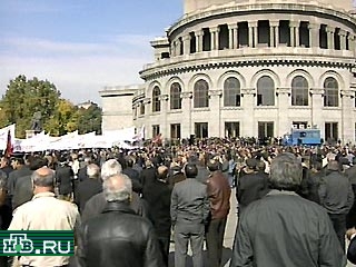 В Ереване на многотысячном митинге оппозиция потребовала отставки президента