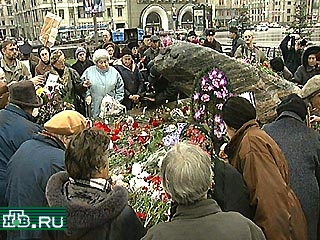 В Москве прошел траурный митинг на Лубянской площади, где 10 лет назад был установлен Соловецкий камень - первый памятник жертвам ГУЛАГа