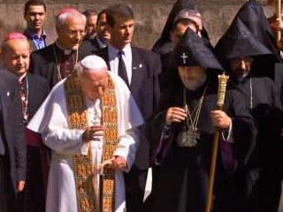 Папа Римский Иоанн Павел II и Католикос Гарегин II в Эчмиадзине