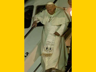 Иоанн Павел II спускается по трапу самолета в Риме