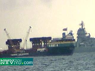 Специальная баржа Giant 4 произвела позиционирование и стала на 8 якорей над корпусом затонувшей атомной подводной лодки "Курск"