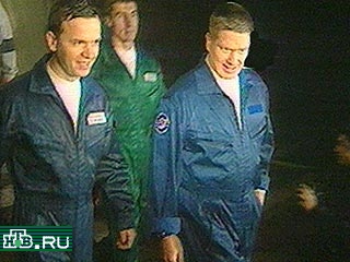 Еще в 6 утра по местному времени к гостинице "Космонавт" на 17-ой площадке Байконура, где космонавты проводят последние часы перед стартом, прибыли специальные автобусы