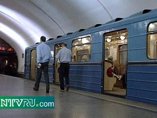 Неизвестный мужчина покончил сегодня жизнь самоубийством, повесившись на технологической балке в тоннеле метро