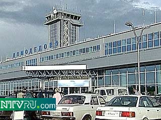 Сегодня утром таможенные органы России дали разрешение на вылет задержанному в аэропорту "Домодедово" грузовому самолету Ан-12 российской авиакомпании "Аэрофрахт"