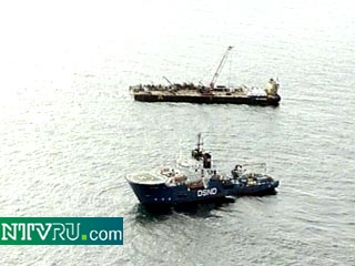 Колокол с водолазами, которые закрепят первый направляющий трос на корпусе подводной лодки "Курск", опустится на дно Баренцева моря в ближайшие часы