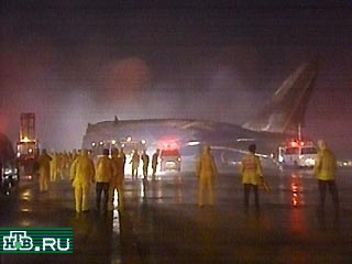 Boeing-747, принадлежащий Сингапурским Авиалиниям, на борту которого находилось 159 пассажиров и 20 членов экипажа, разбился в международном аэропорту Чан Кай Шек на острове Тайвань через несколько секунд после взлета