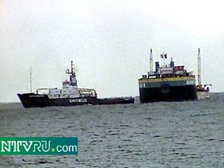Руководство операции в Баренцевом море сегодня заявило, что попытки поднять "Курск" будут предприниматься до 31 декабря