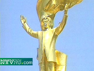 На полотне площадью 300 кв. м будут изображены штандарт президента Туркменистана Сапармурата Ниязова, а также священная книга туркменского народа "Рухнама", написанная Туркменбаши